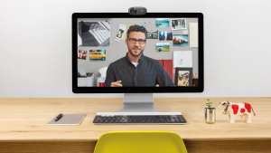وبکم لاجیتک مدل C310 HD نصب شده روی مانیتور